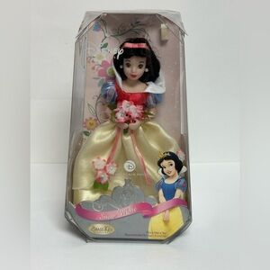 Disney Princess Snow White Spring Bouquet 7" Porcelain Doll by Brass Key 2006